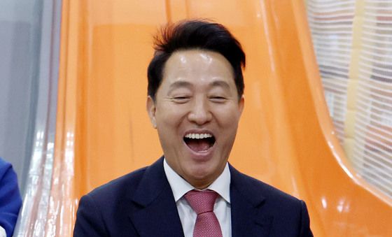 오세훈 시장, 아이와 함께 서울키즈플라자 미끄럼틀 체험