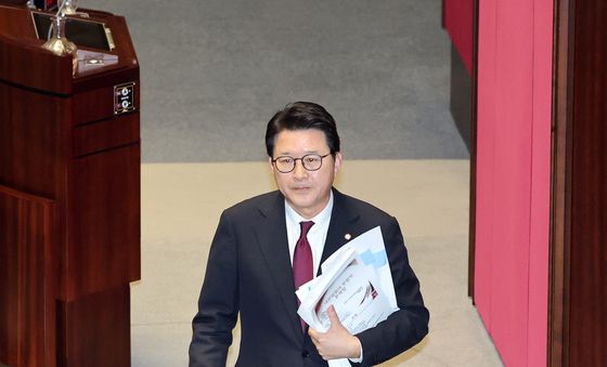 필리버스터 마친 신동욱 의원