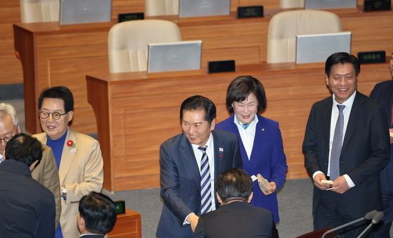 인사 나누는 정청래 대표