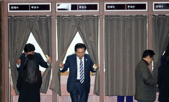 필리버스터 종결 투표 마친 정청래 대표