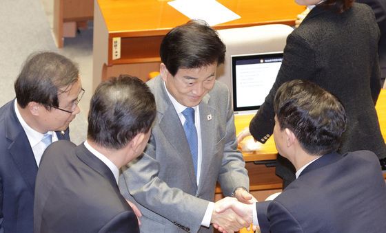 인사나누는 정동영 장관