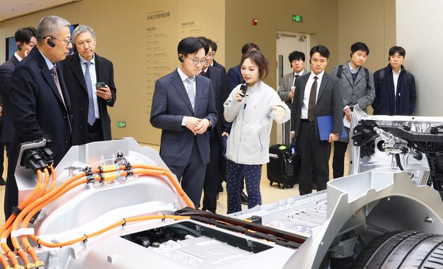 전기차 공장 둘러보는 김정관 장관