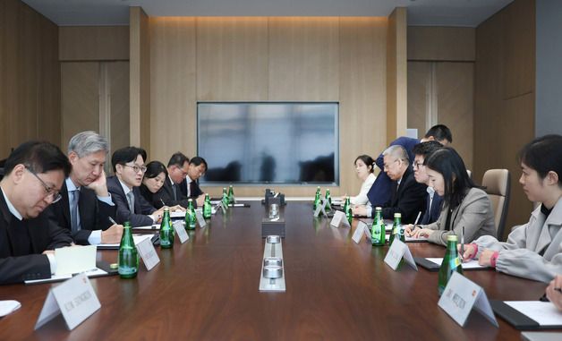 간담회에서 발언하는 김정관 장관