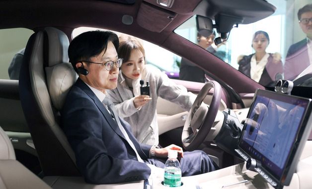 전기차 체험하는 김정관 장관