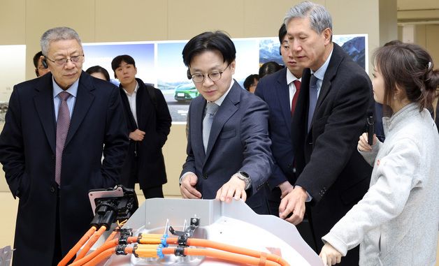 전기차 생산공정 둘러보는 김정관 장관