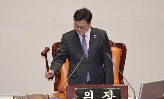 형사소송법 개정안 통과시키는 우원식 의장