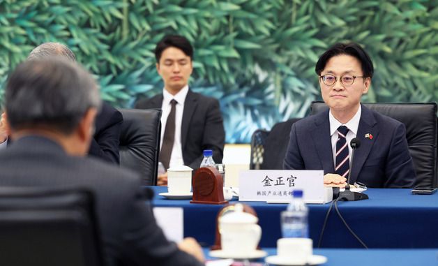 중국 상무부 부장과 면담하는 김정관 장관