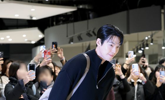 '신민아♥' 김우빈, 예비 신랑의 힘찬 발걸음