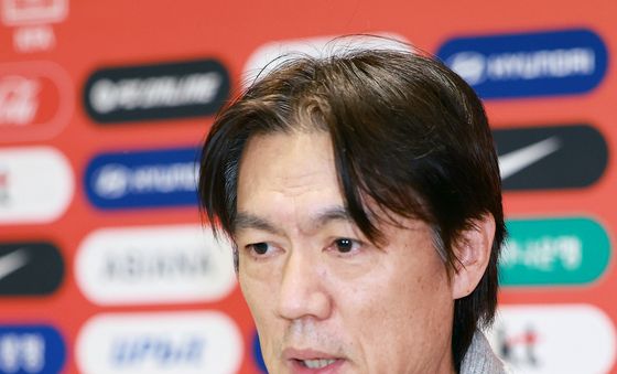 취재진 질문에 답하는 홍명보 감독