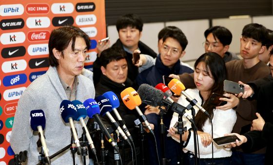 인터뷰하는 홍명보 감독