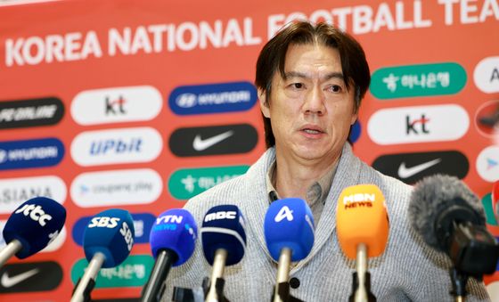 인터뷰하는 홍명보 감독