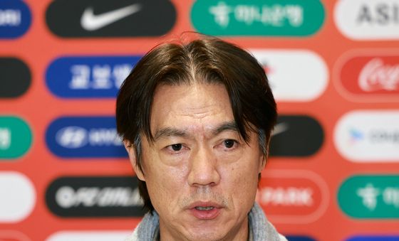 취재진 질문에 답하는 홍명보 감독