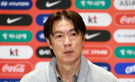 조 추첨 마치고 돌아온 홍명보 감독