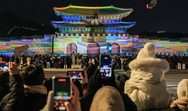 광화문 외벽에 투영되는 세종대왕