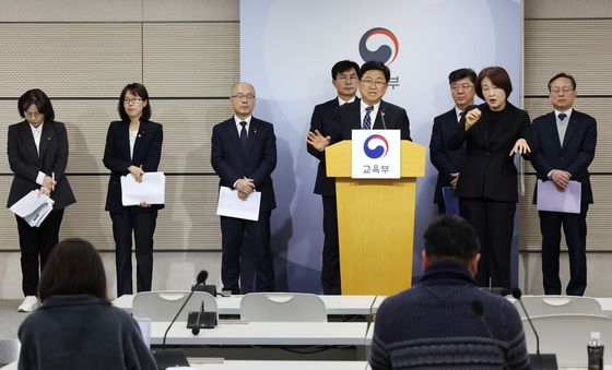 대통령 업무보고 후 브리핑하는 최교진 교육부 장관