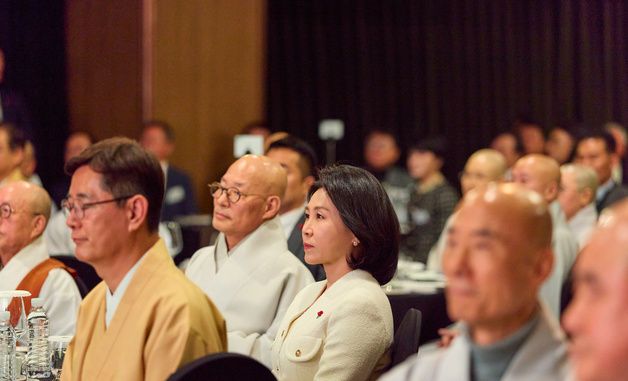 불교지도자 초청 국민화합 기원 송년만찬 참석한 김혜경 여사