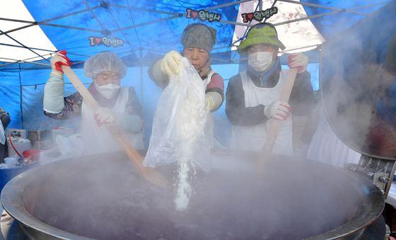 동지 팥죽 쑤는 불자들