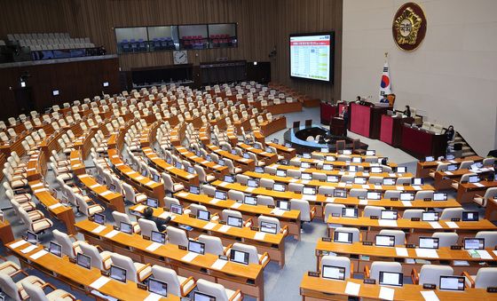 빈 본회의장 필리버스터하는 추경호