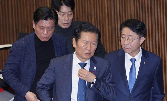 넥타이 고쳐매는 정청래 대표