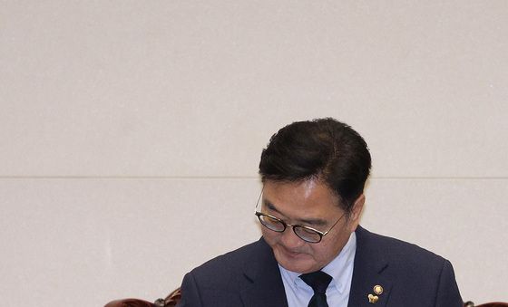 은행법 개정안  통과시키는 우원식 의장