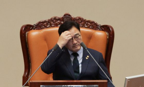 이어지는 필리버스터에 지치는 우원식 의장