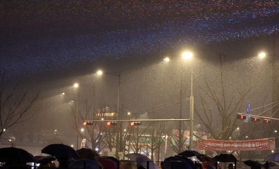 하얀 눈 덮인 광화문광장, 윈터페스타 즐기는 시민들