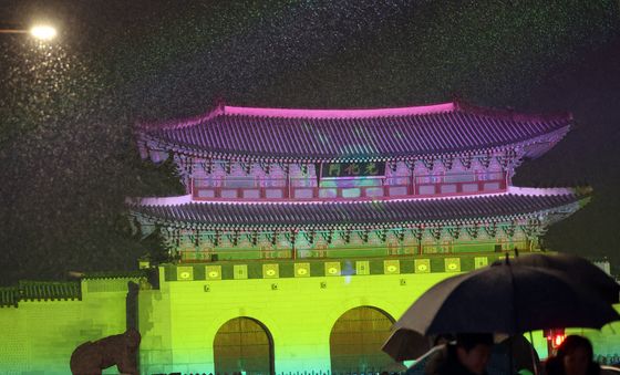 눈발 날리는 광화문, 시민들 겨울 축제 나들이