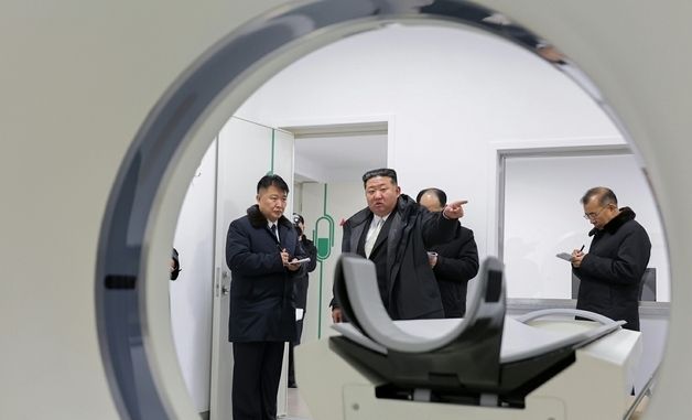 완성된 구성시 병원 점검하는 북한 김정은