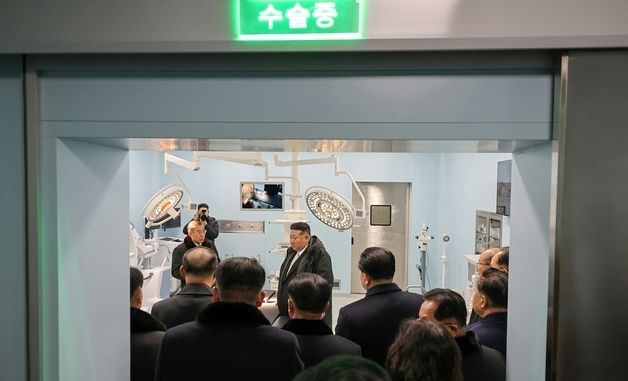 구성시 병원 수술실 둘러보는 북한 김정은