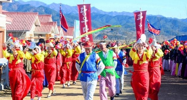 北 새집들이 행사 참석한 북청군 주민들