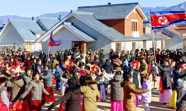 北 새집들이 참석한 북청군 주민들