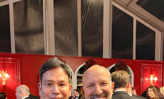 하워드 러트닉 미국 상무부 장관과 기념촬영하는 정용진 회장