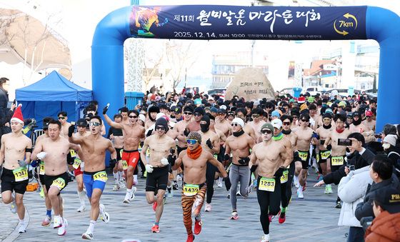 월미 알몸 마라톤대회 '힘찬 출발'