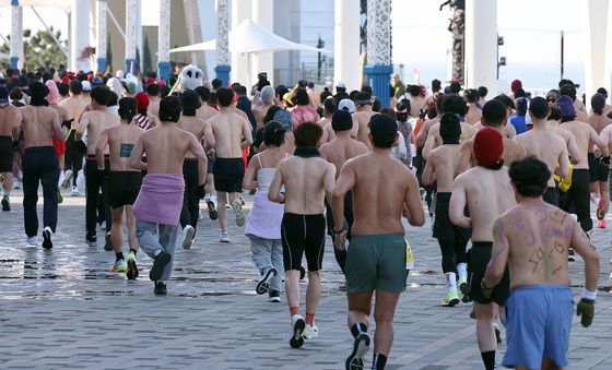 '바닷바람 뚫고 달린다'