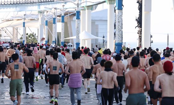 바닷바람 맞으며 달리는 러너들