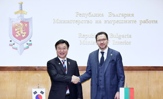 다니엘 미토프 내무부 장관과 악수하는 윤호중 행안장관