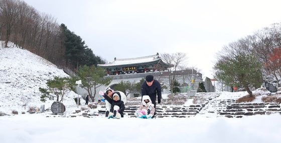 '지리산 풍경 길'에서 즐기는 눈썰매
