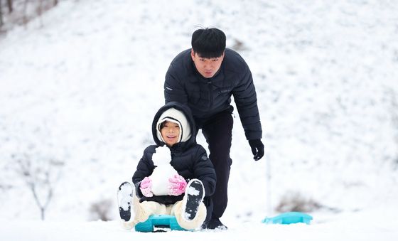 '지리산 풍경 길'에서 즐기는 눈썰매