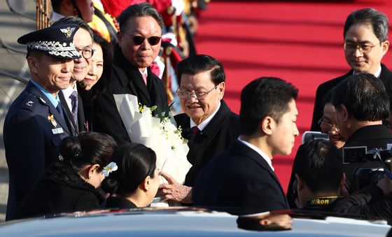 꽃다발 받는 라오스 국가주석