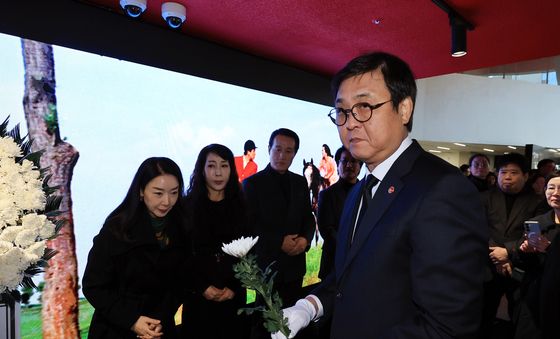 헌화 하는 최휘영 문화체육관광부 장관