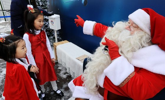 아이들과 인사 나누는 산타클로스