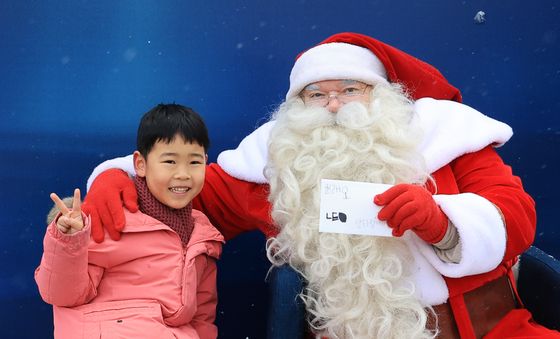 기념촬영하는 산타