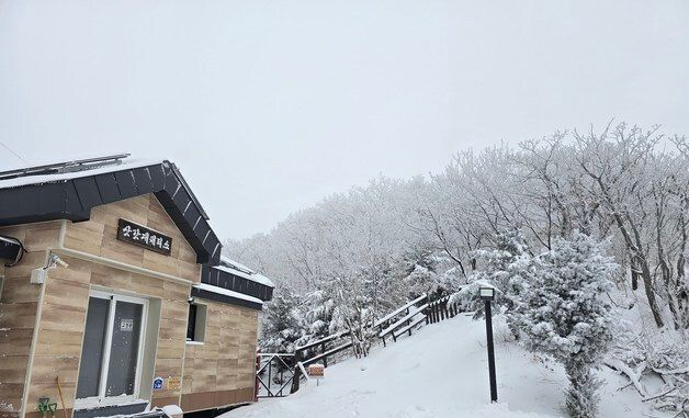 눈 쌓인 덕유산 삿갓재대피소
