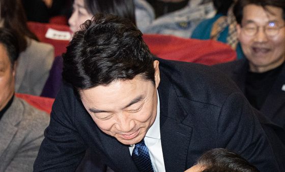 인사 나누는 강훈식 대통령비서실장과 정청래 대표