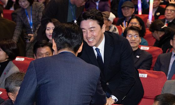 정청래 대표와 인사하는 강훈식 대통령비서실장