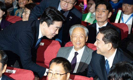 김병기 원내대표와 인사하는 강훈식 비서실장