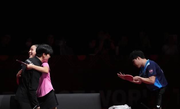 기뻐하는 신유빈·임종훈