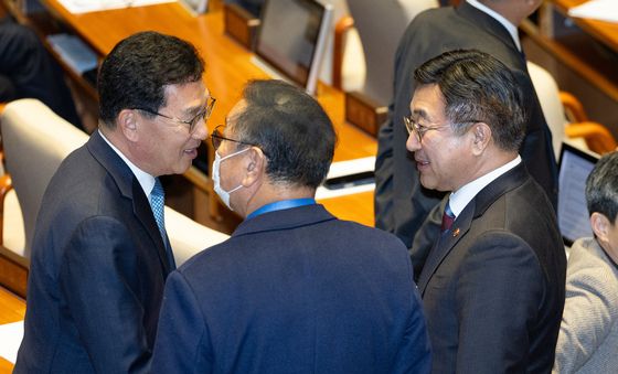 대화 나누는 윤호중 행안부 장관과 신정훈 행안위원장