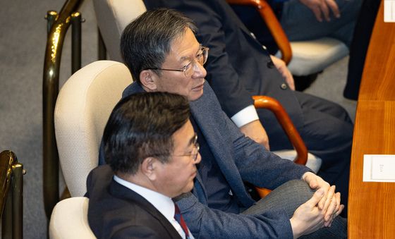 대화 나누는 정성호 법무장관과 윤호중 행안장관