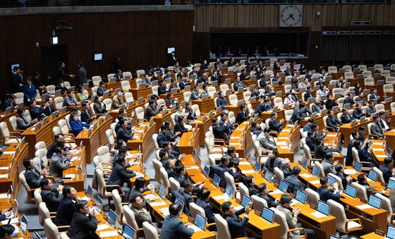 우원식 국회의장 향해 손뼉치는 의원들